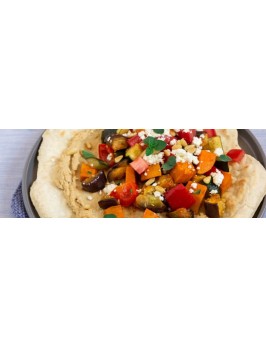 Mediterraner Fladen mit Hummus und Ofengemüse