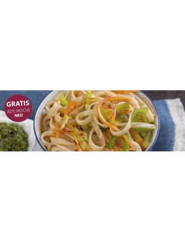 Scharfe Asia-Nudeln mit Koriander-Pesto