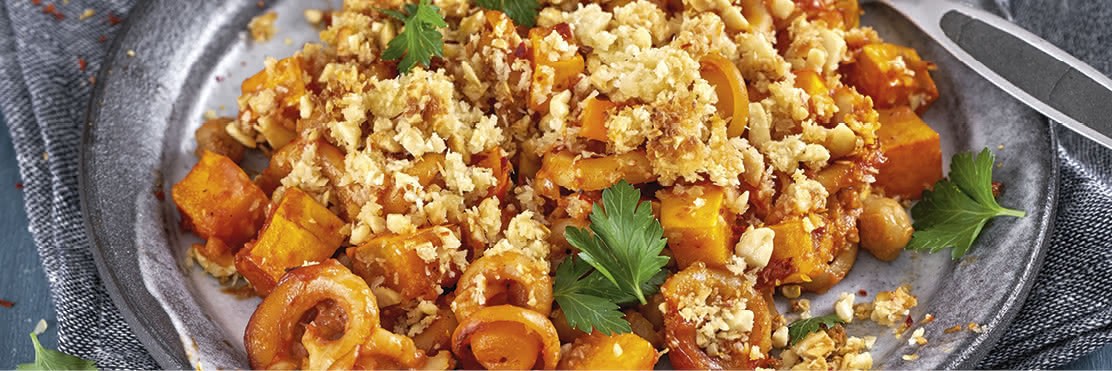 Herbstlicher Nudel-Kürbis-Auflauf mit Kokosstreusel