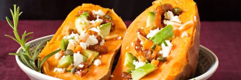 Gefüllte Süßkartoffeln mit Avocado und Feta