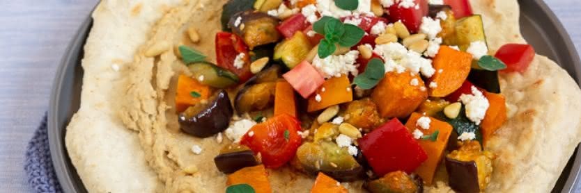 Mediterraner Fladen mit Hummus und Ofengemüse