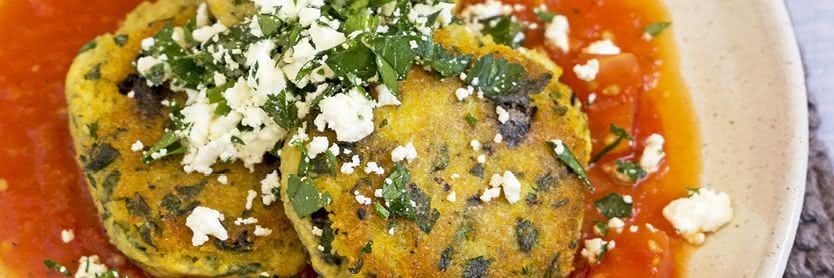 Polenta-Oliven-Taler mit Tomatensoße und Feta